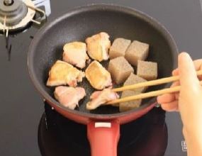 上州地鶏と栗の煮物手順１