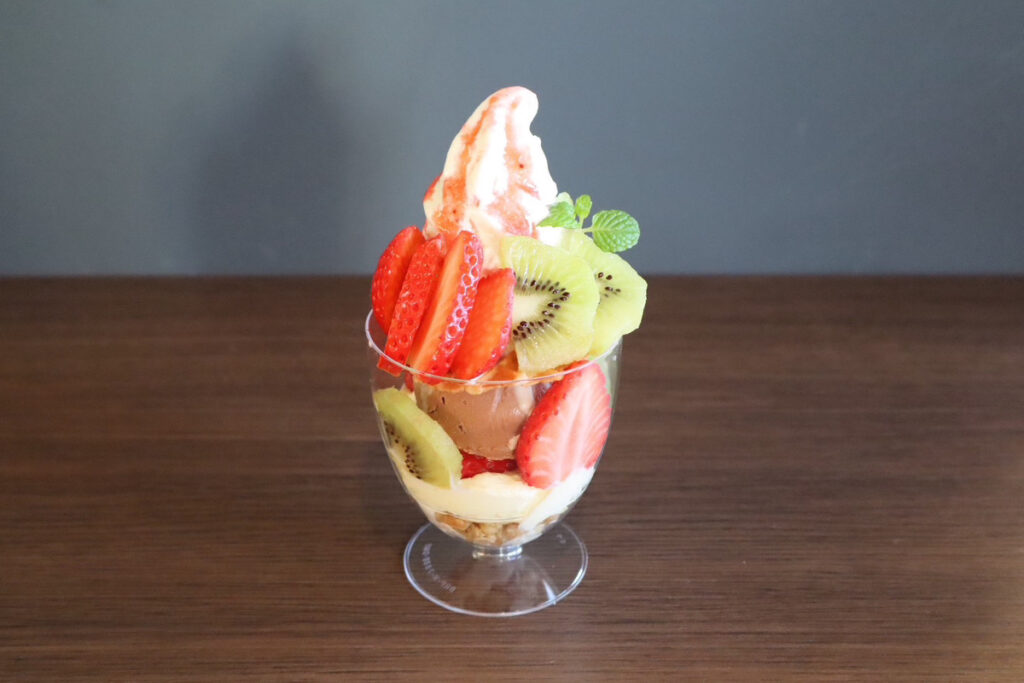 旬のフルーツパフェ(やよいひめとキウイフルーツ)